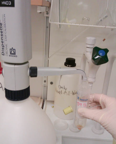 Här pumpar man i HNO3 med en mojäng som ger exakt samma mängd varje gång.