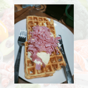 Chaffles with Ham and cheese sauce