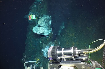Hydrothermal Vents in Mid-Ocean Ridges WHOI Thibaut Barreyre University of Bergen-Norway Tilt Current Meter TCM Lowell Instruments