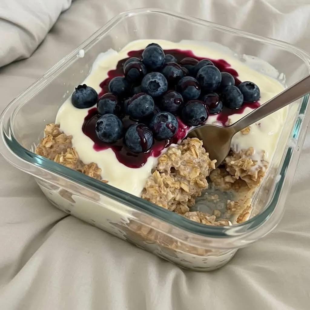 Overnight Oats with Yogurt and Blueberries