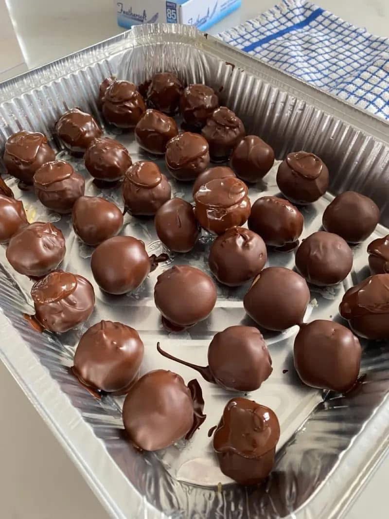 Three Ingredient No bake chocolate peanut butter balls