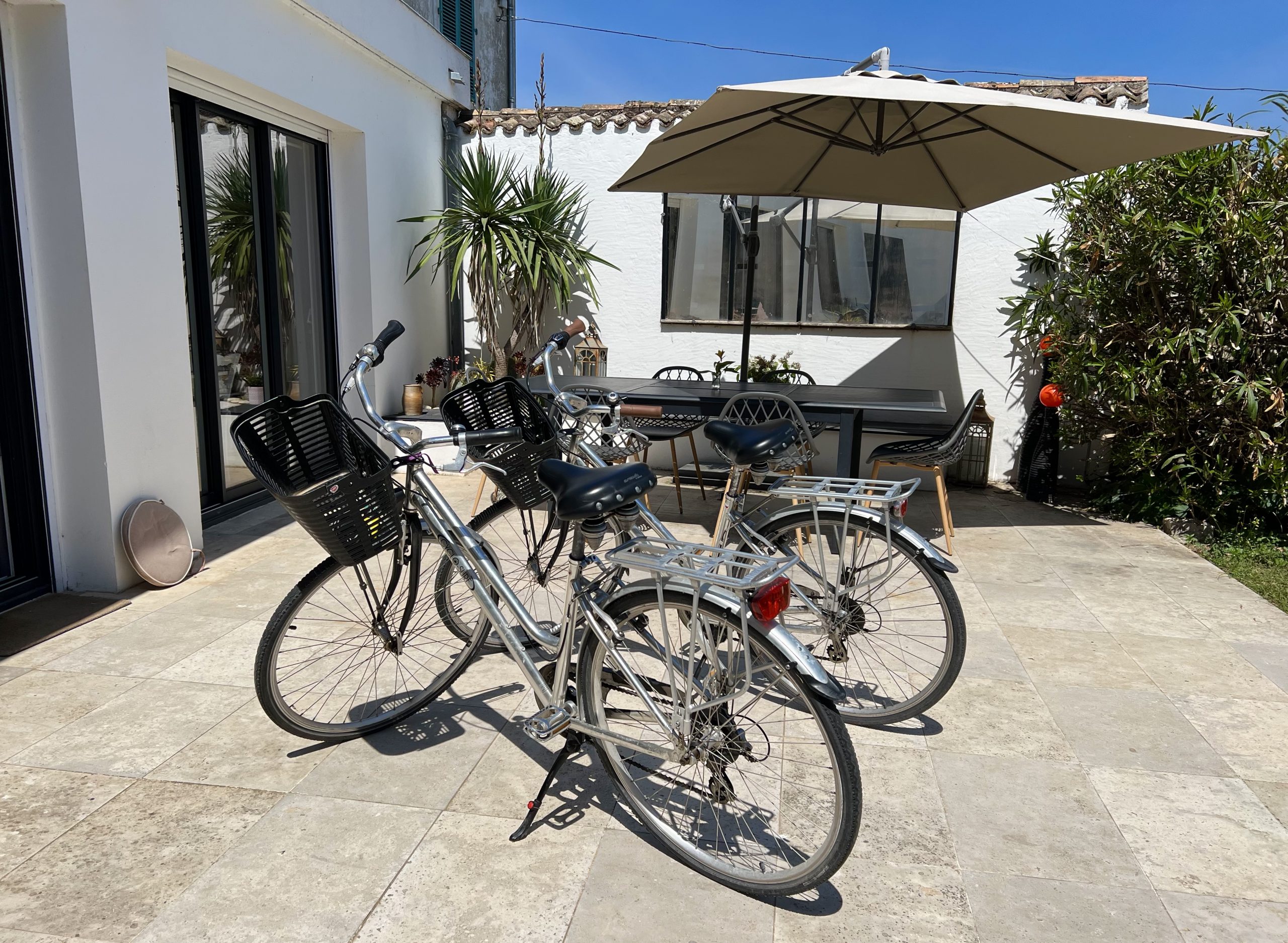 Vélo sur la terrasse l'R de Ré, chambres d'hotes