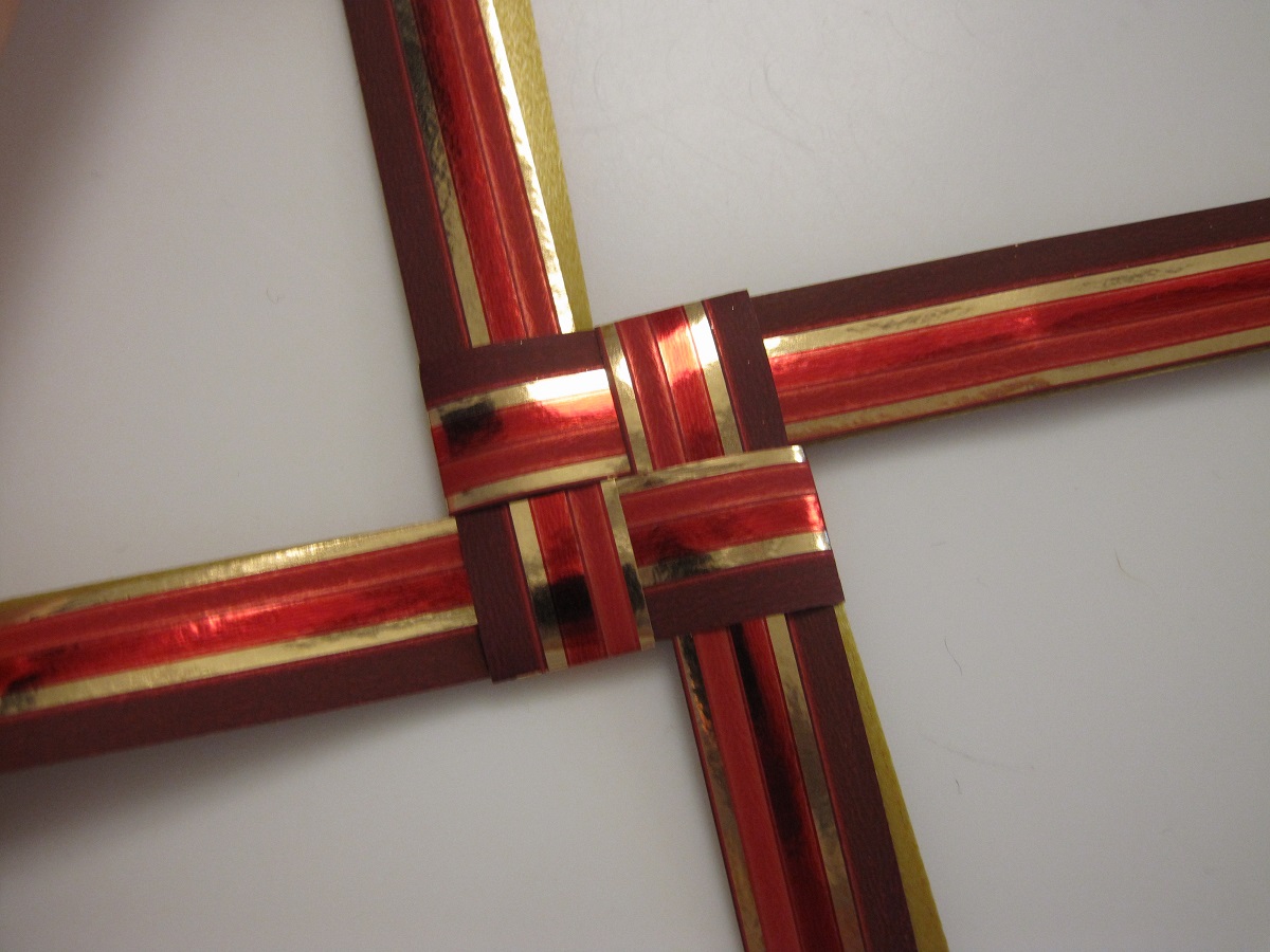 Rødt gavebånd til julestjerner