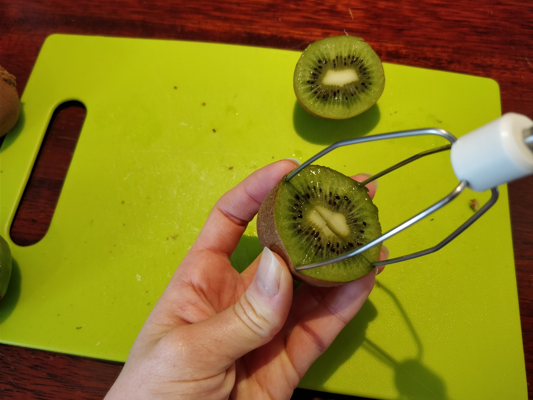 Brug et piskeris fra en håndmikser til at få frugtkødet ud af kiwi