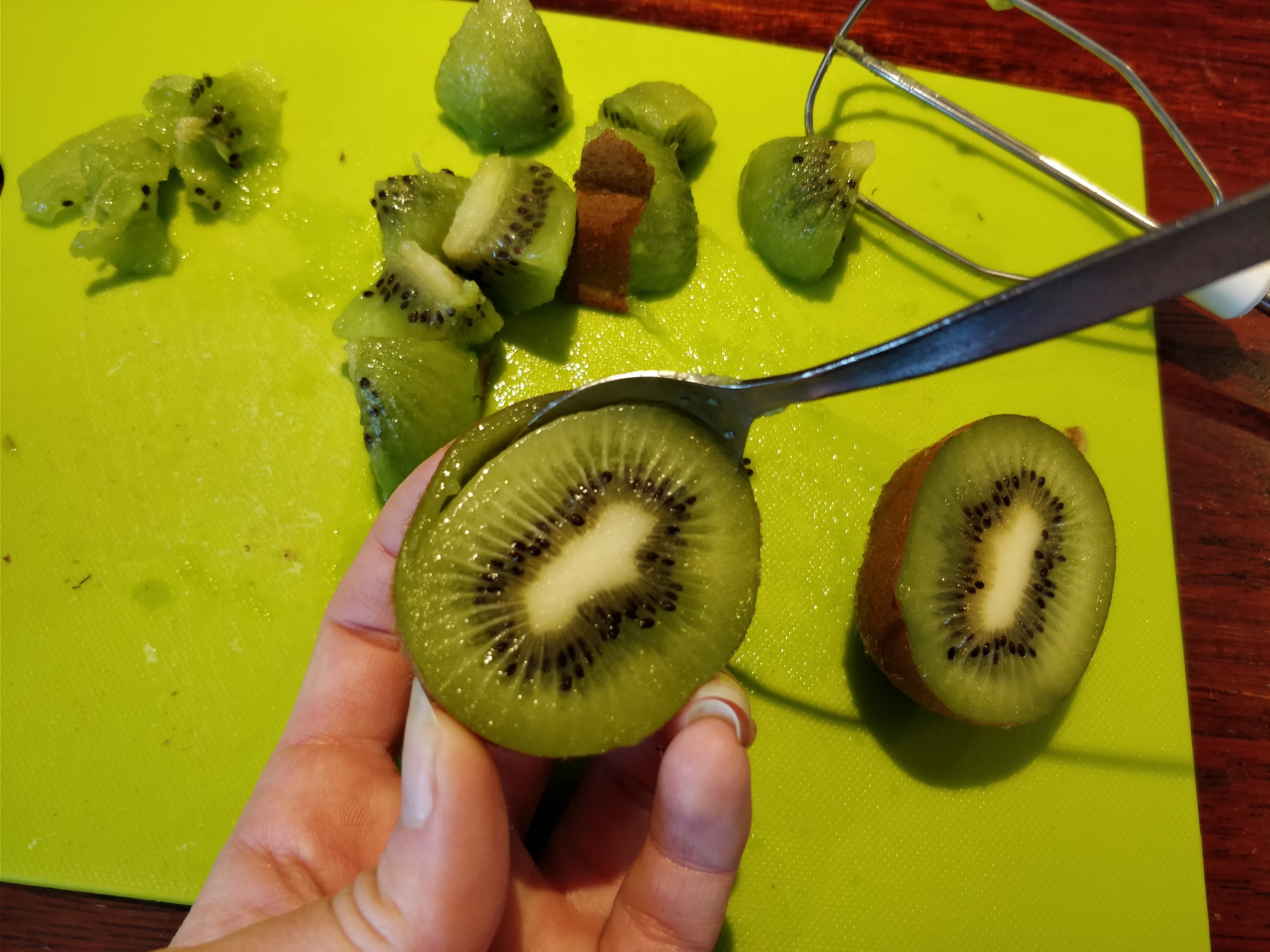 Skræl kiwi med en ske.
