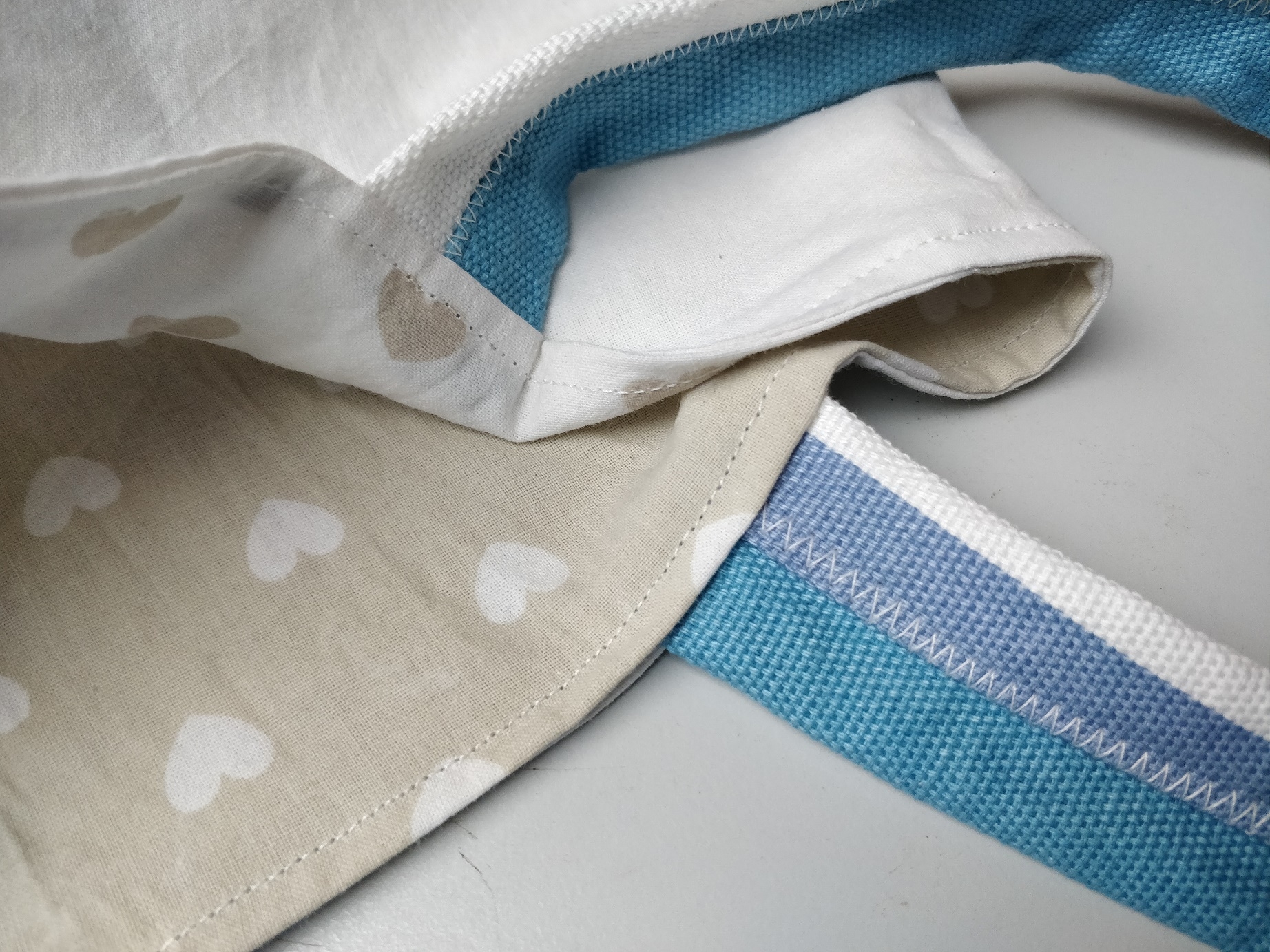 Indkøbsnet i to lag, med skjulte ender på hankene