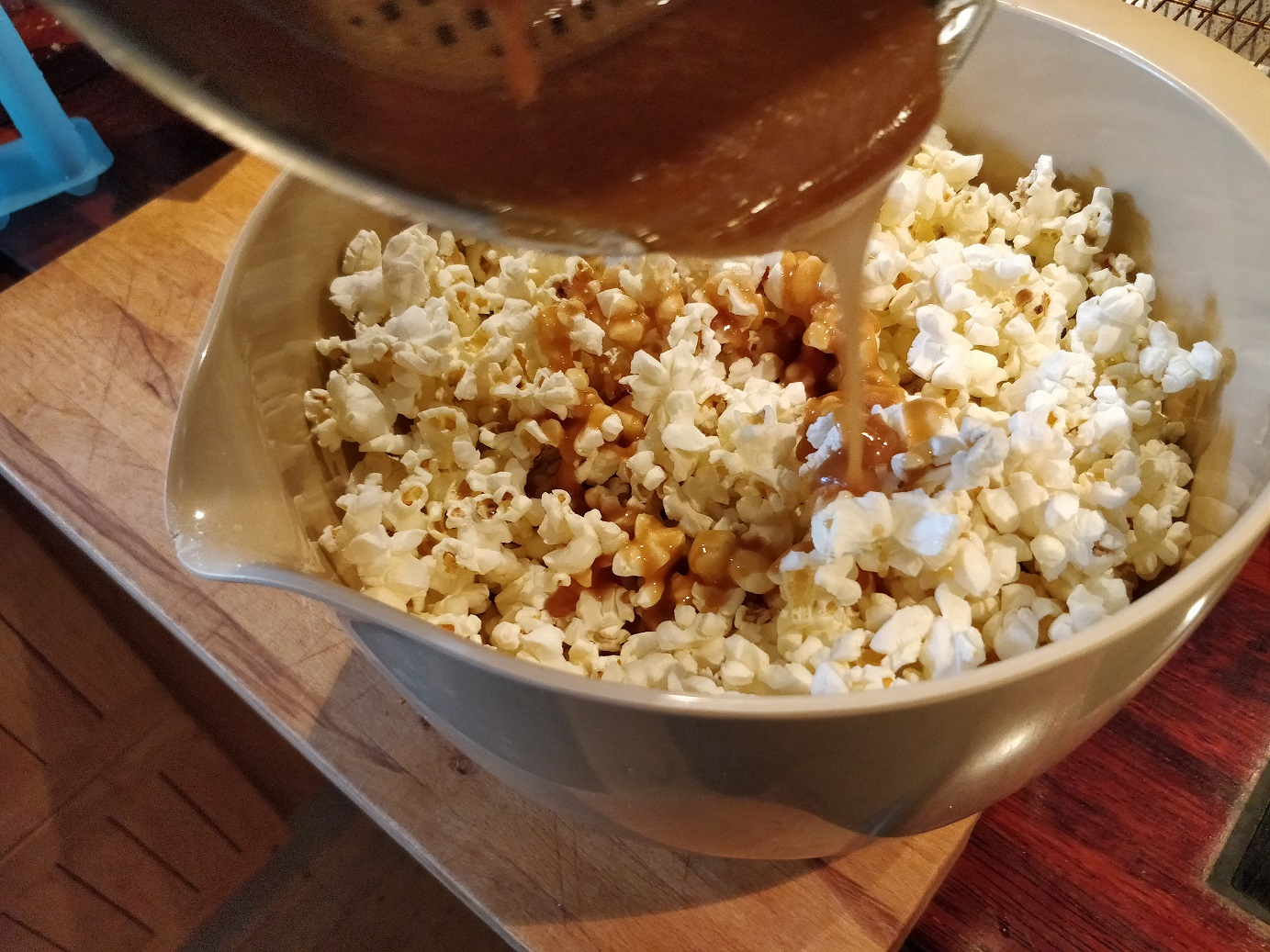 Så hældes den varme karamel over popcornene