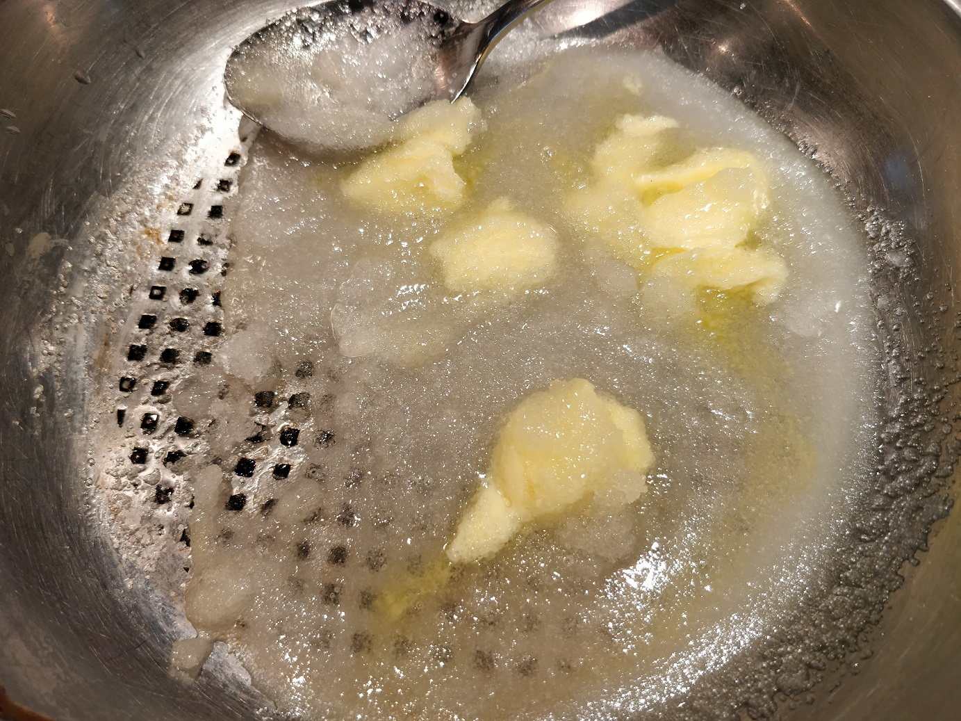 Ingredienserne til den nemme karamel knas smeltes ganske langsomt