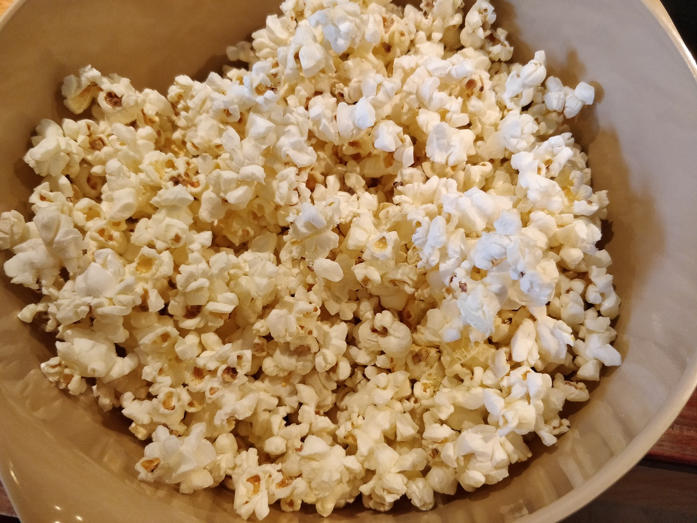 Popcorn der lige om lidt skal vendes i karamel