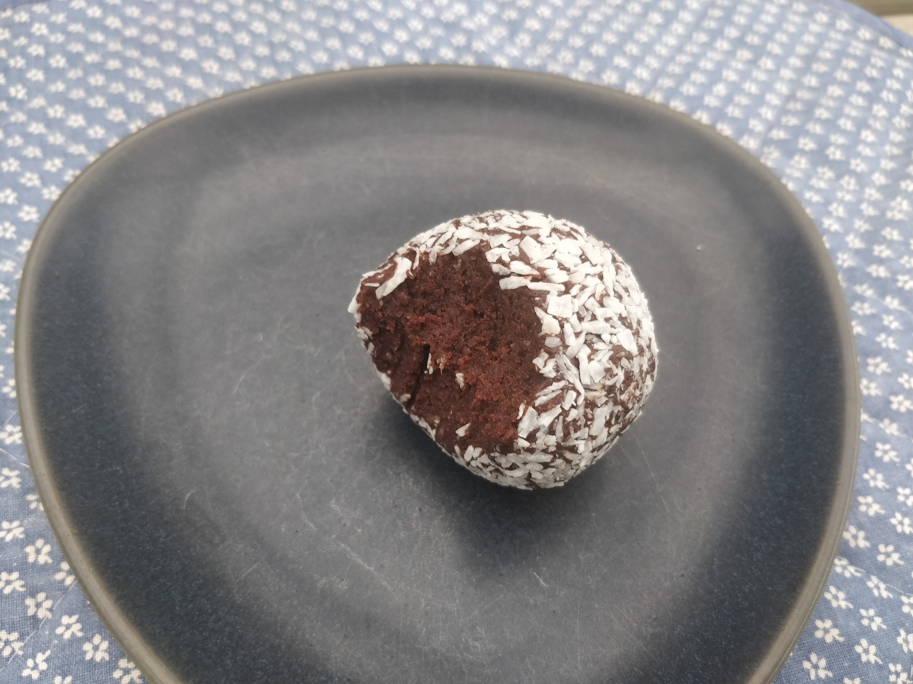 Hjemmelavet romkugle af kagerester