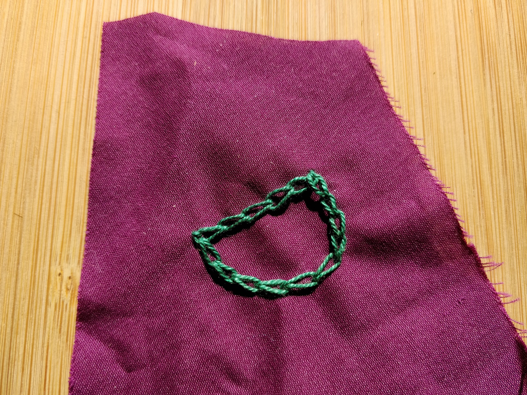 D - Broderet med nemme kædesting