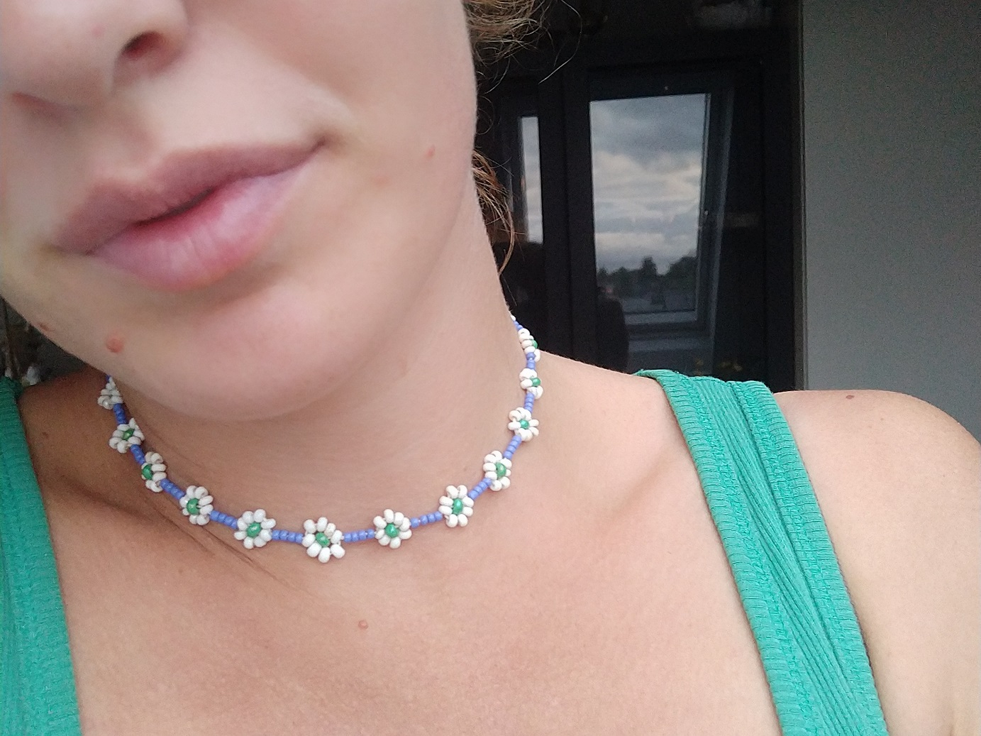 Håndlavet halskæde med fine små perleblomster