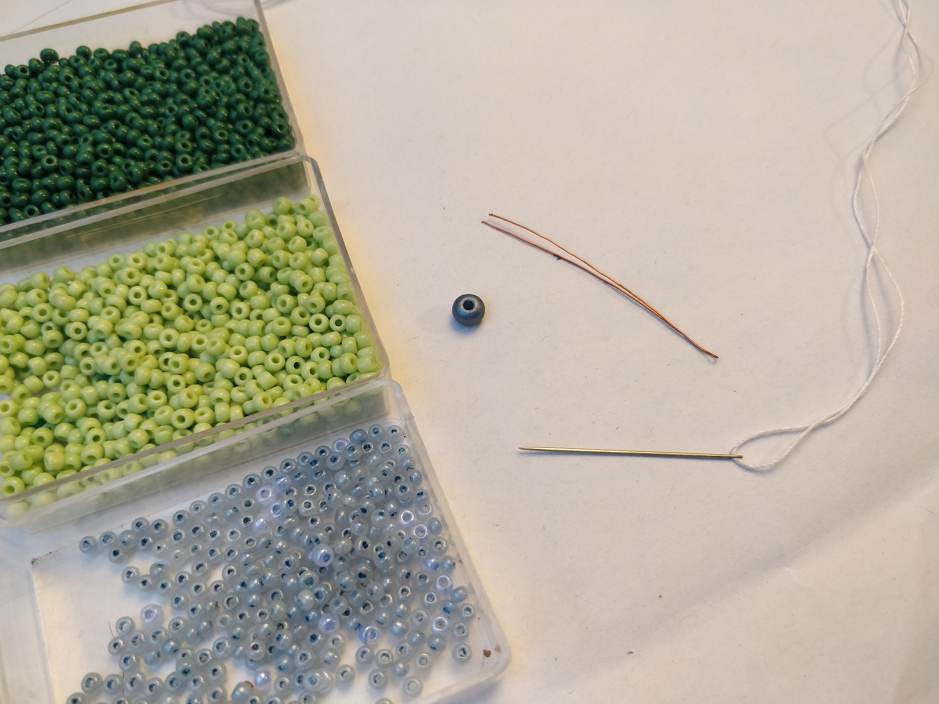 perler, nål og tråd til perlesyning - armbånd med blomster