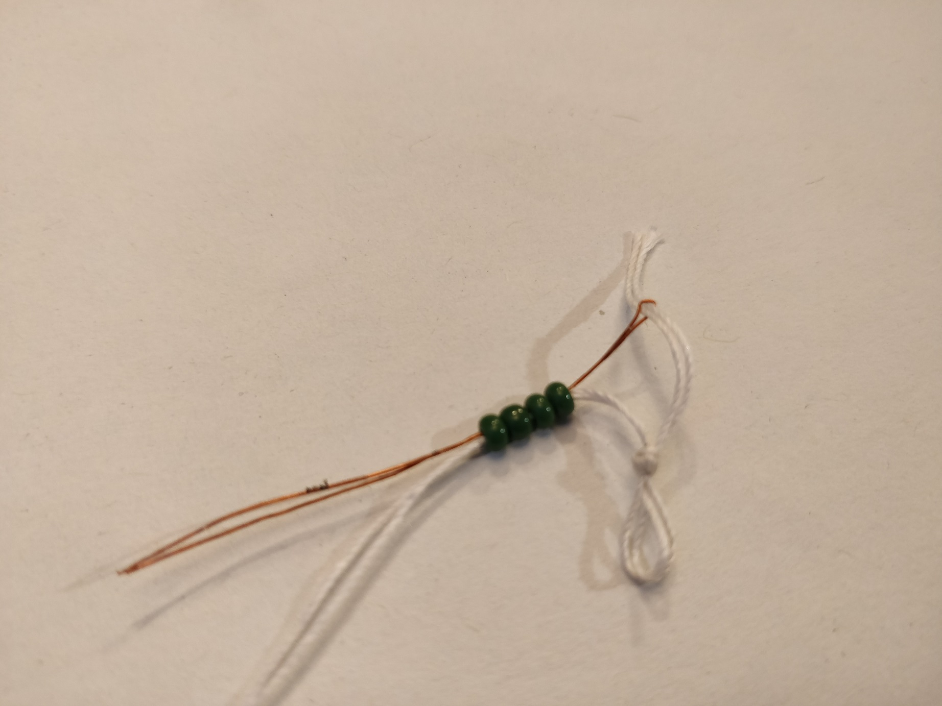 Sådan lukker man enderne på et perlearmbånd