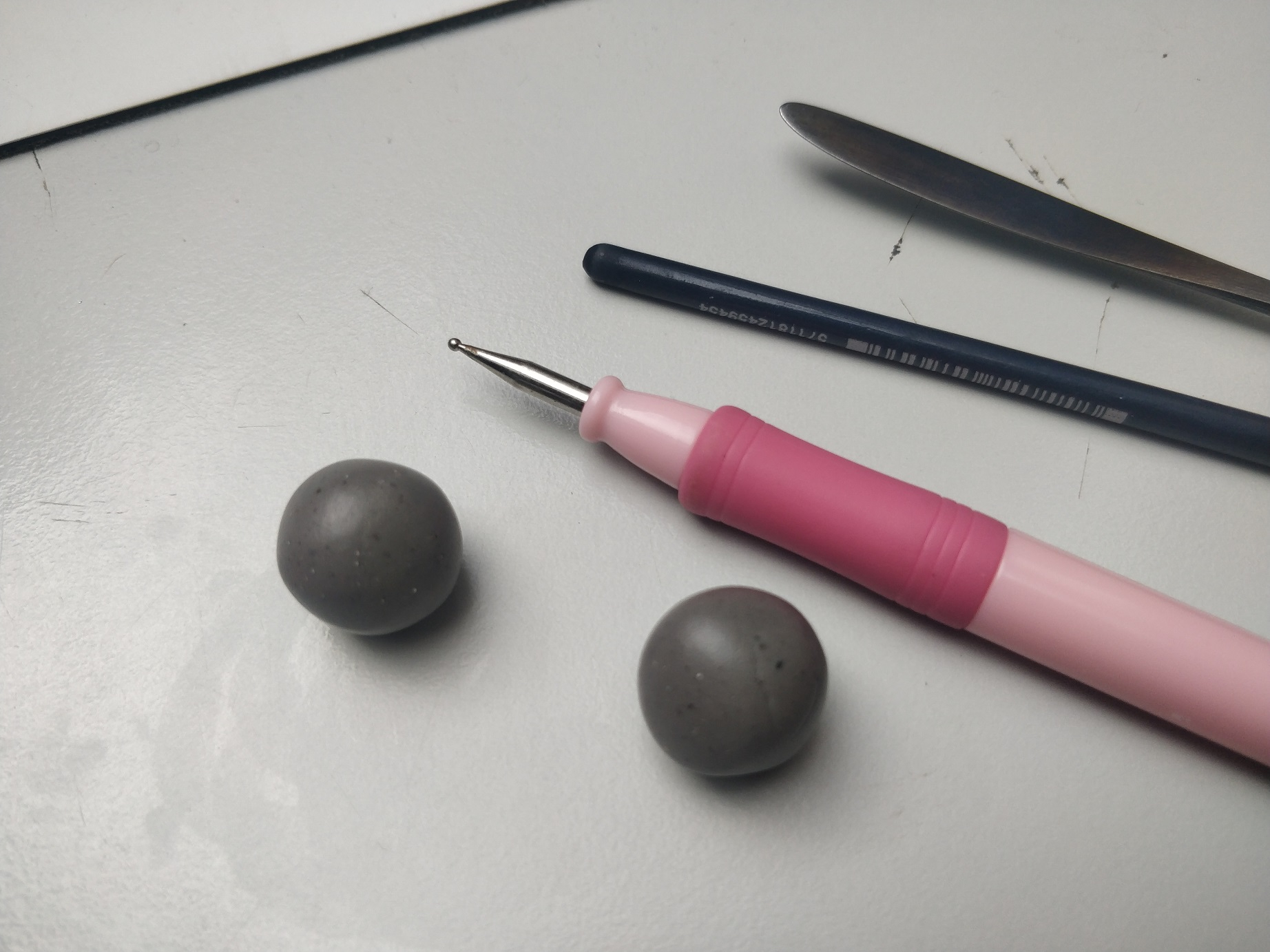 Værktøj og ler til at modellere kranier og skulls af fimo og cernit