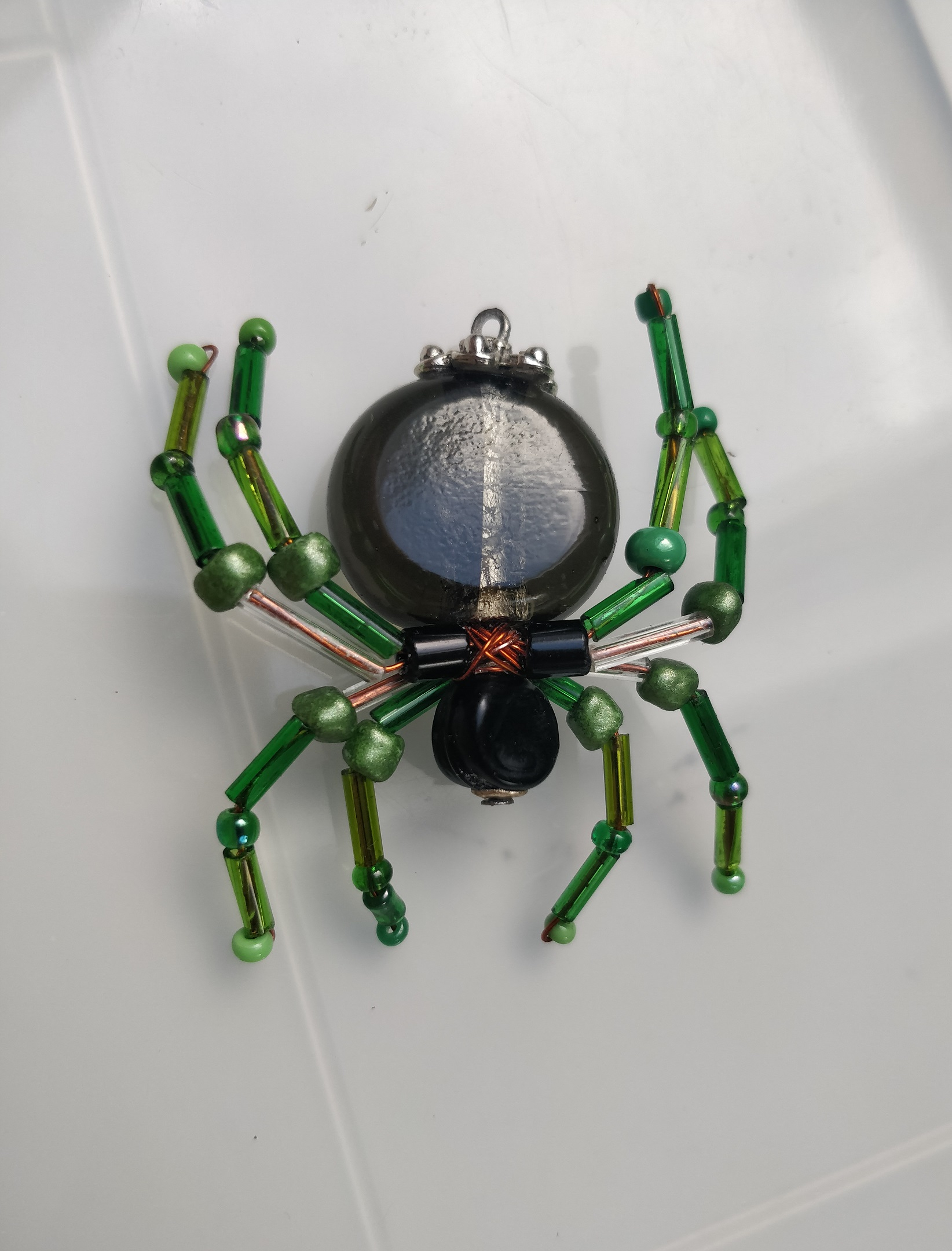 DIY mørkegrøn edderkop af perler