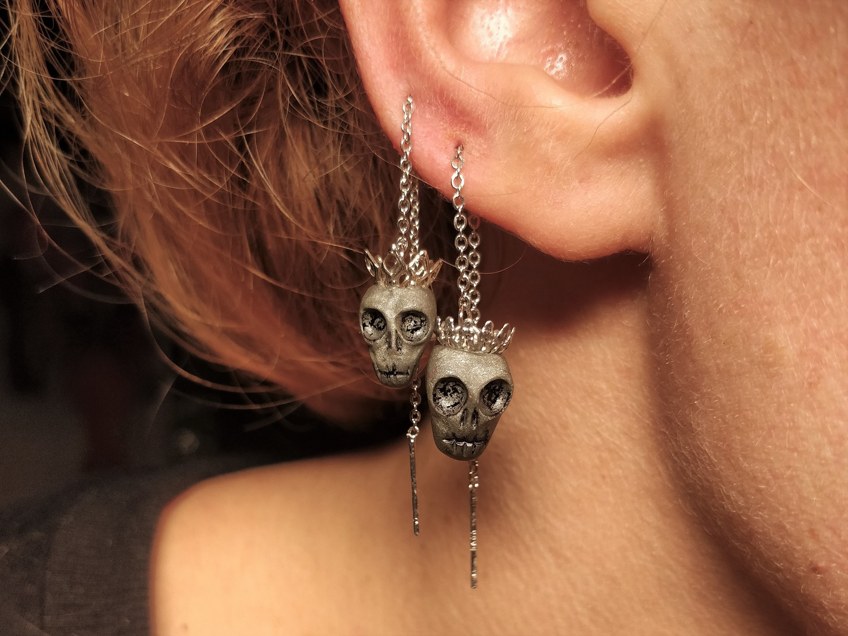 hjemmelavede kædeøreringe med kronede kranier - Halloween smykker