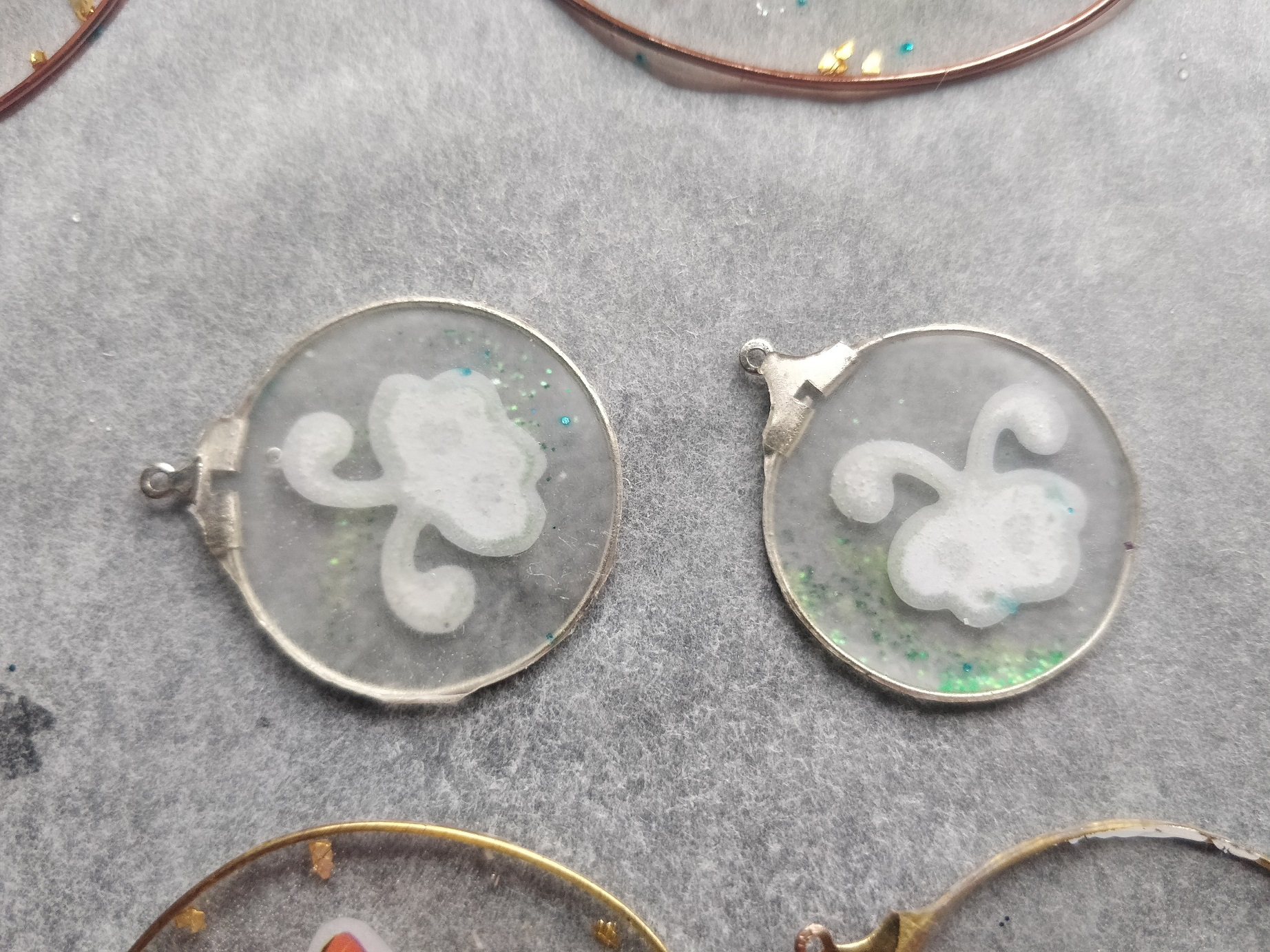 bagside af resin øreringe med sommerfugle i creoler