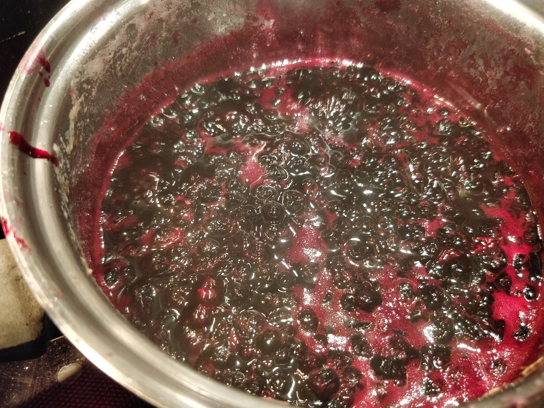 Sukker, vand og solbær koges til sirup