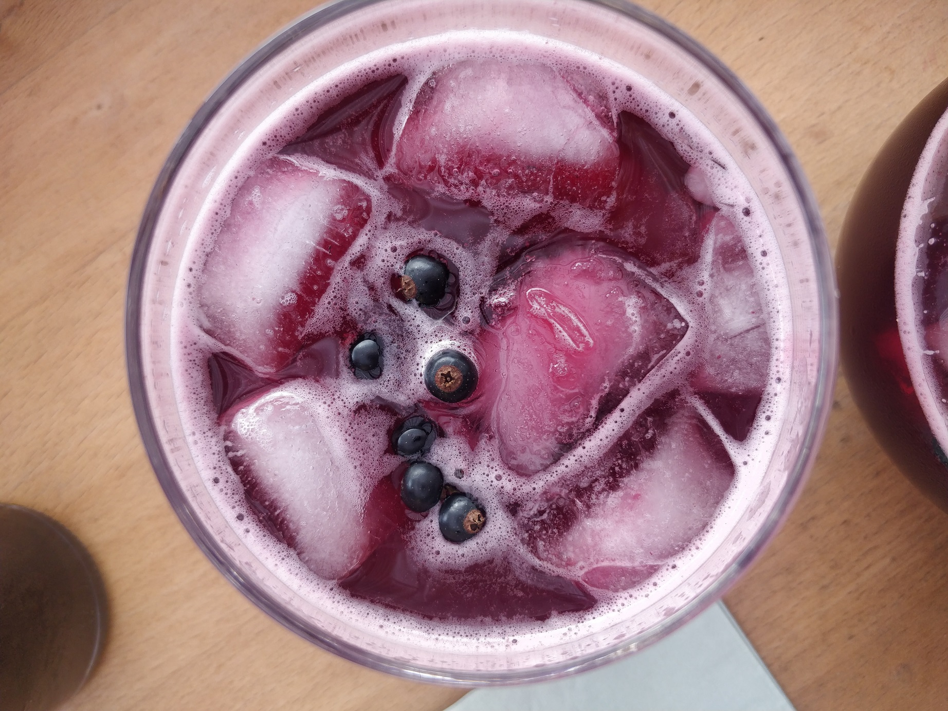 En dejlig kølig solbær drink af hjemmelavet solbærsirup!