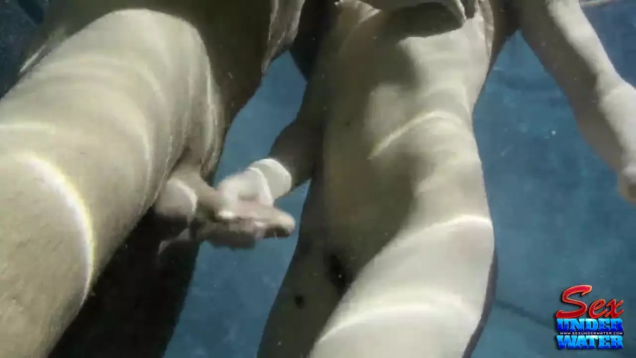 Sekso filmas! Graži jauna panelė sultinga čiulpia gaidį po vandeniu. Pažiūrėkite nemokamai internetu numeriu lt.andrq.net be registracijos ir SMS