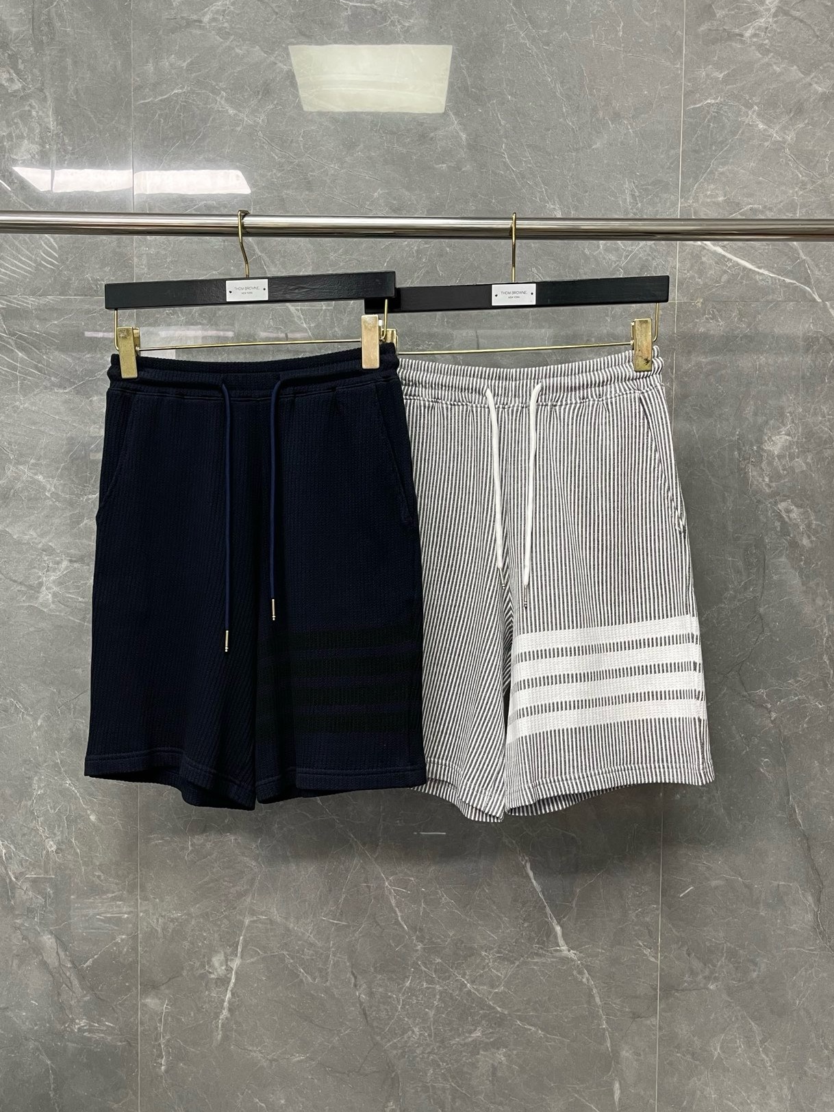 톰브라운 반바지 25SS D10550
