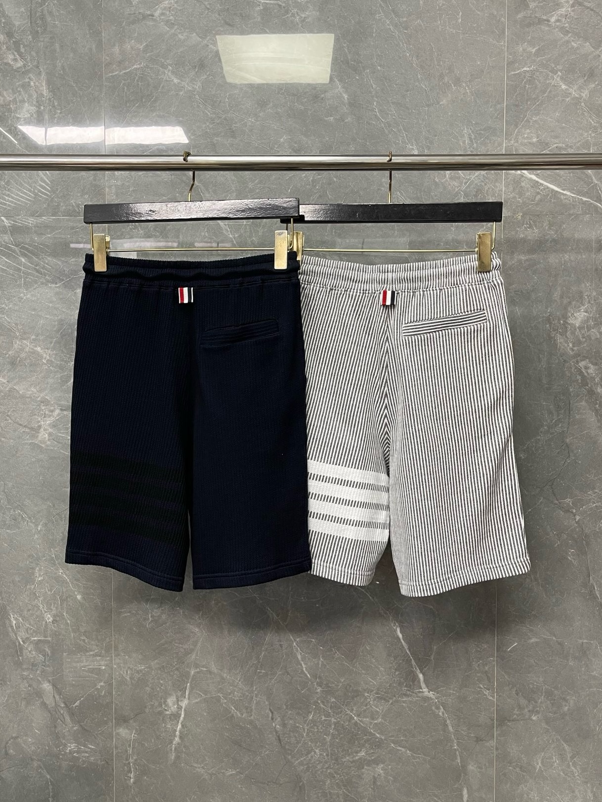 톰브라운 반바지 25SS D10550