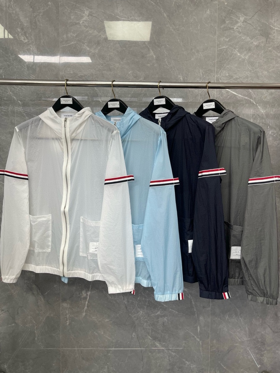 톰브라운 바람막이 25SS D10561