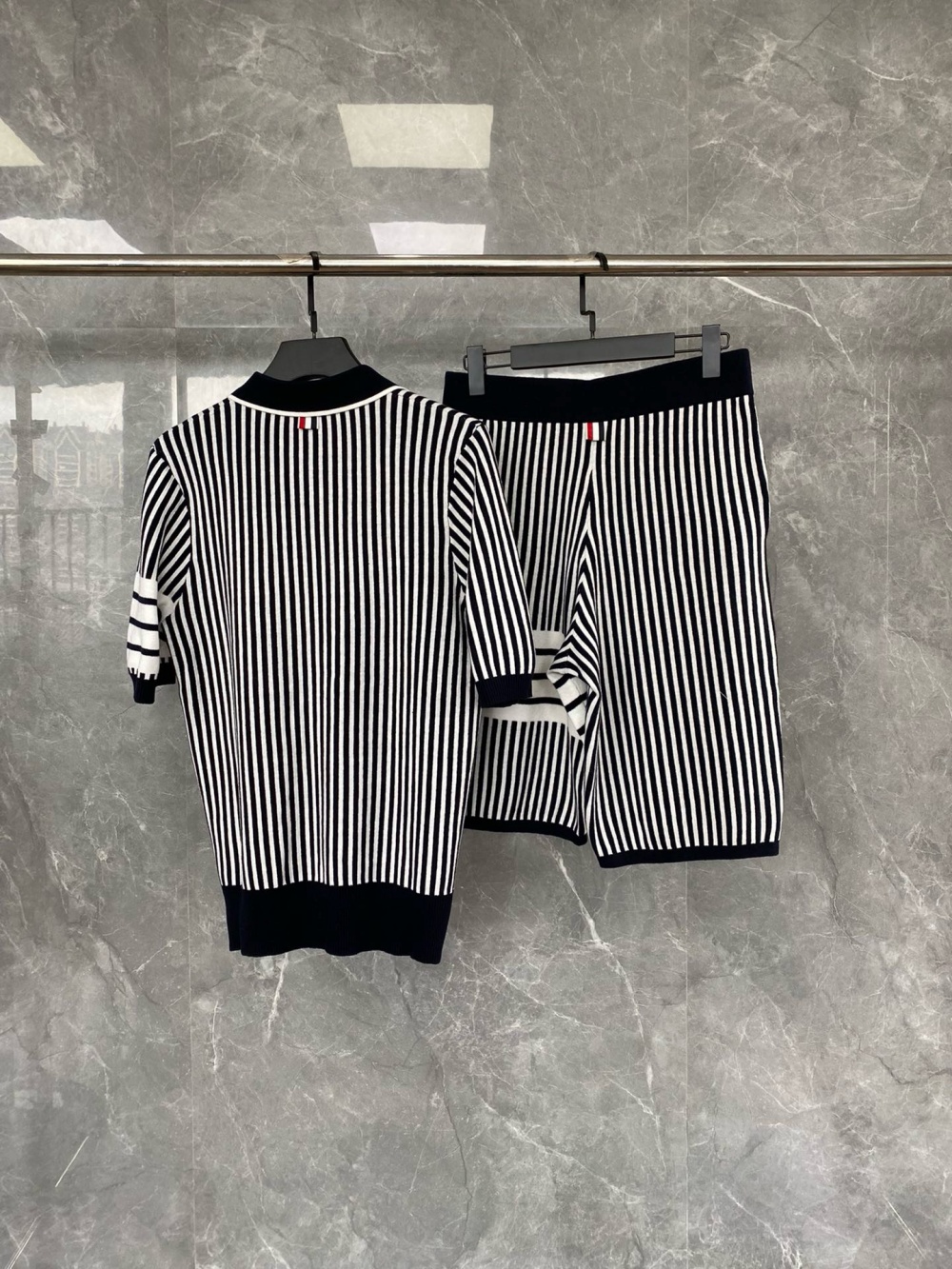 Alternative view of 톰브라운 반팔 상하세트 셋업 25SS D10571