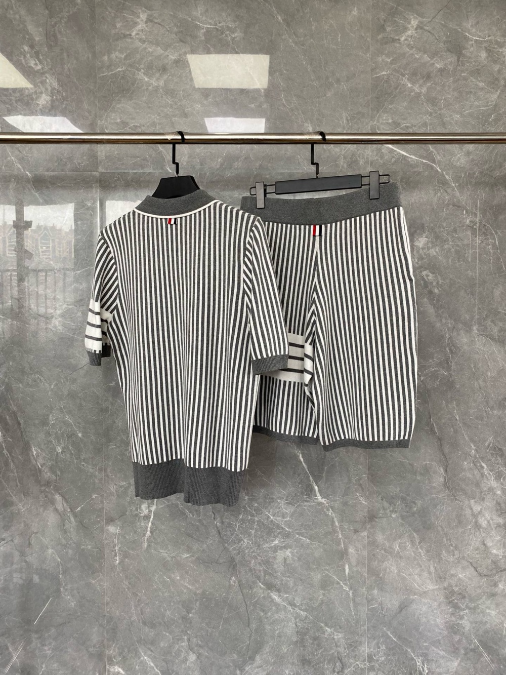 Alternative view of 톰브라운 반팔 상하세트 셋업 25SS D10571-2