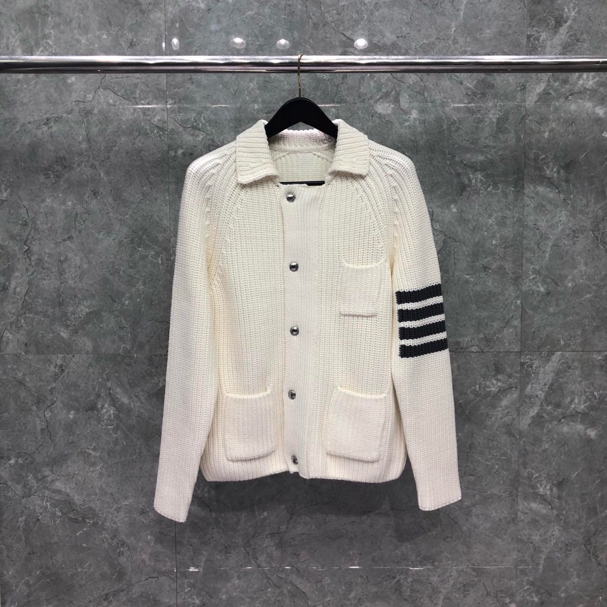 톰브라운 가디건 25FW 66ST538