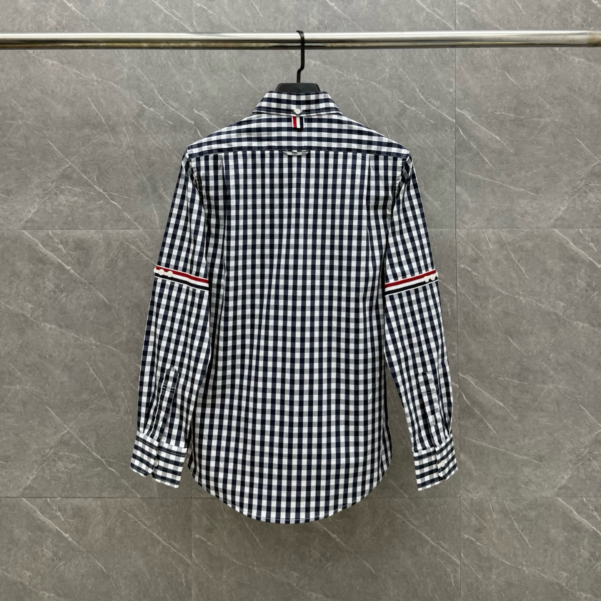 Alternative view of 톰브라운 셔츠 25FW 66ST553