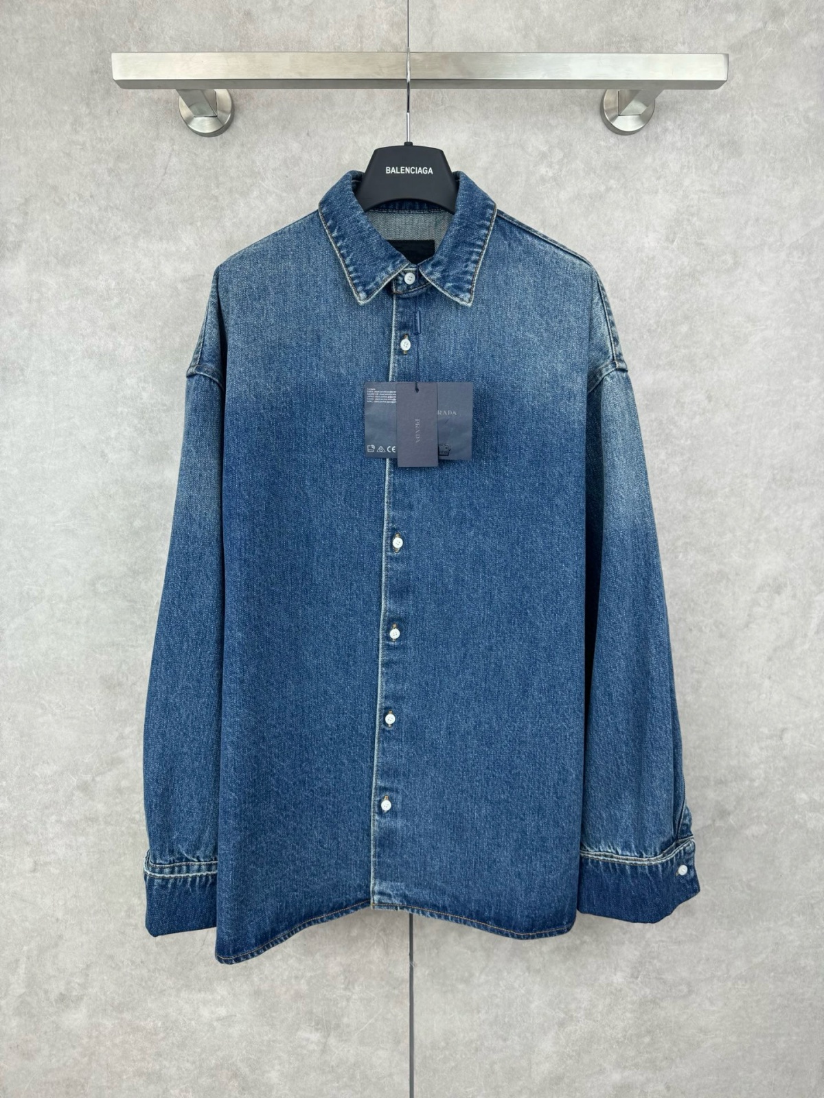 프라다 데님 셔츠 25FW 66ST520