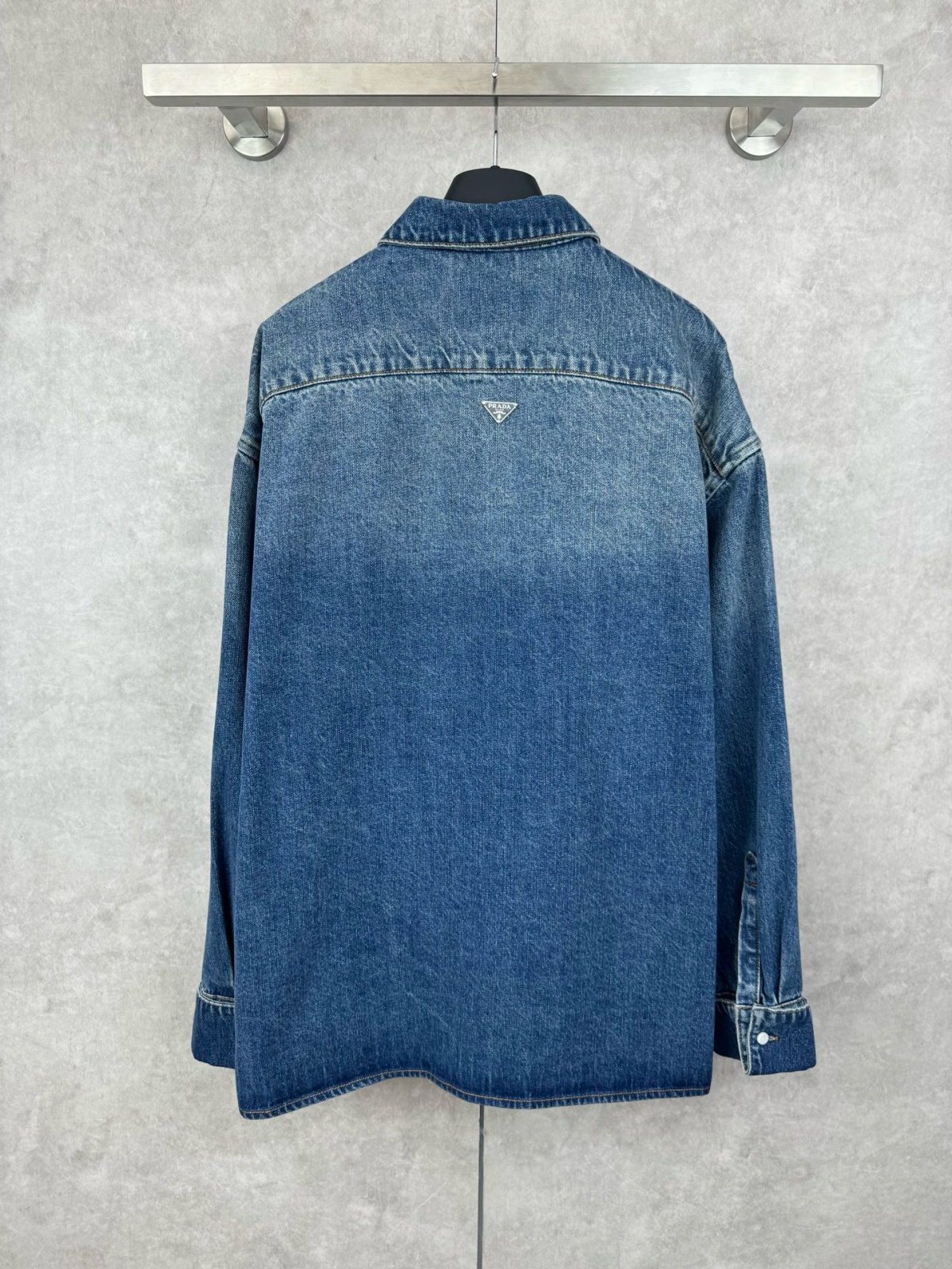 Alternative view of 프라다 데님 셔츠 25FW 66ST520