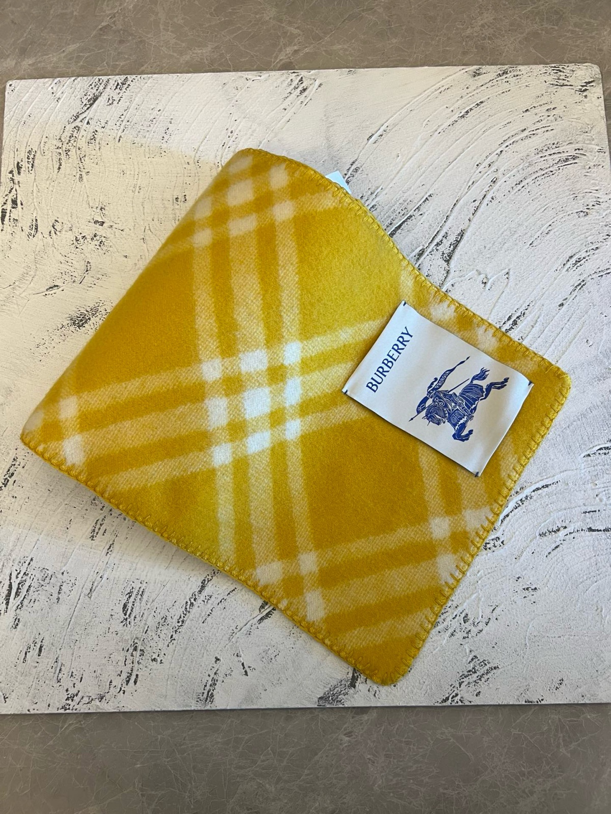 Alternative view of 버버리 타탄 체크 울 머플러 25FW VI2102
