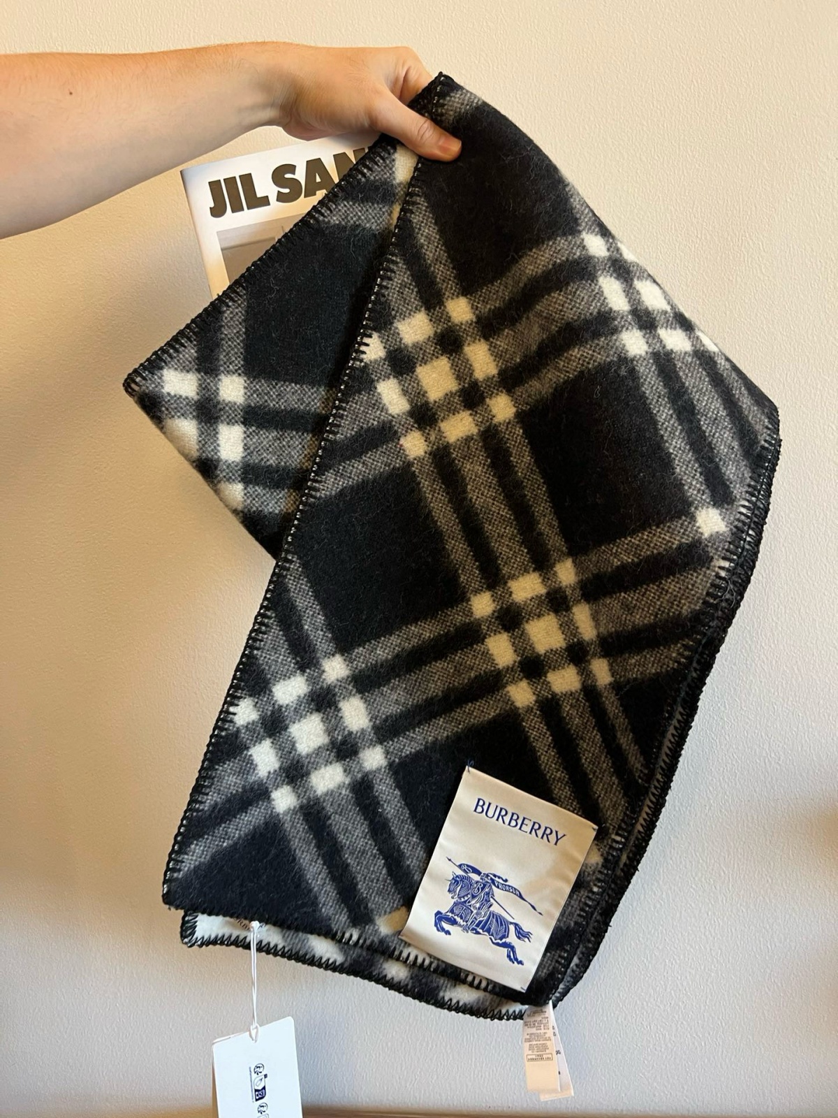 Alternative view of 버버리 타탄 체크 울 머플러 25FW VI2102-2