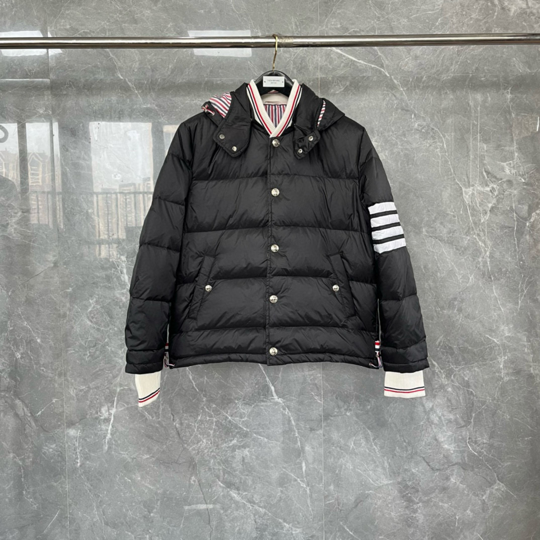 Alternative view of 톰브라운 사선 스트라이프 후드 다운 자켓 25FW D10527