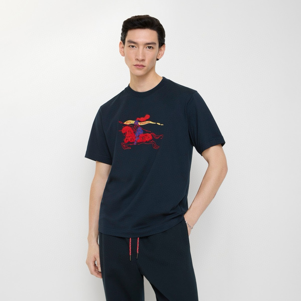 Alternative view of 버버리 말 기사 자수 그래픽 반팔 티셔츠 26SS RA3810