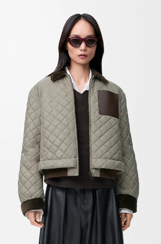 Alternative view of 로에* 테크니컬 패브릭 퀼팅 숏 재킷 26SS RA3829