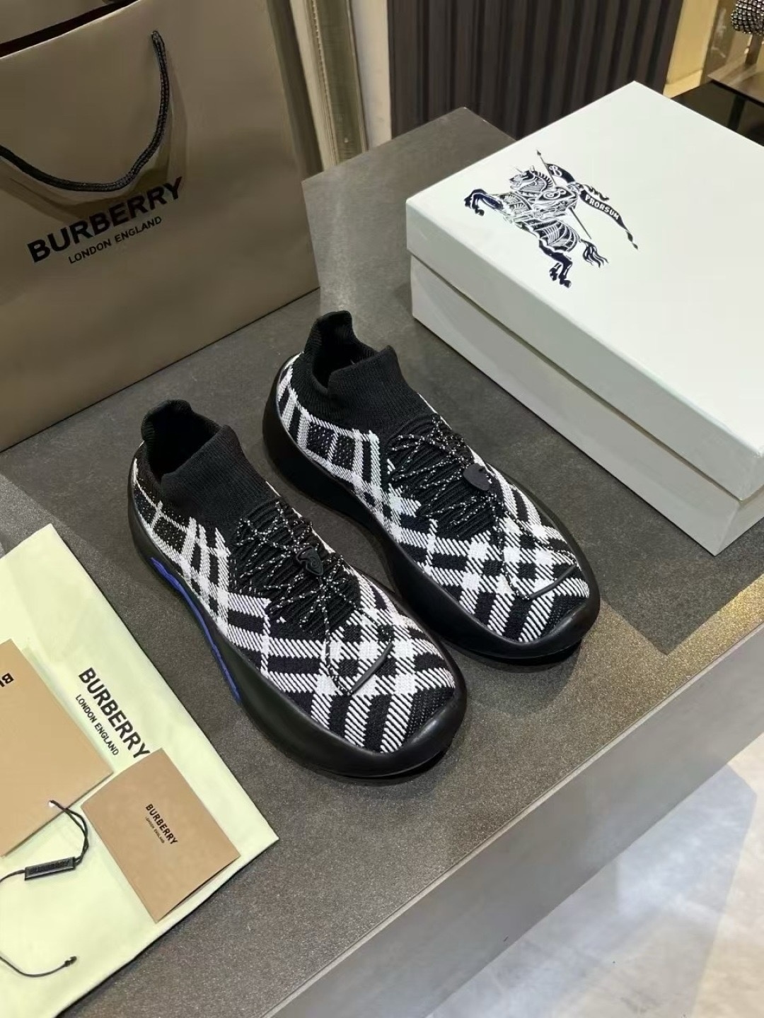 Alternative view of 버버* 스웨이드 나이트 러너 스니커즈 81274751-2