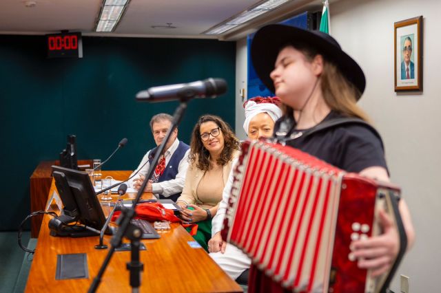 whatsapp-image-2025-09-17-at-19.09.50 Jovem Gaiteira Canta e encanta com Música Gaúcha na Câmara dos Deputados. Leia e ouça: