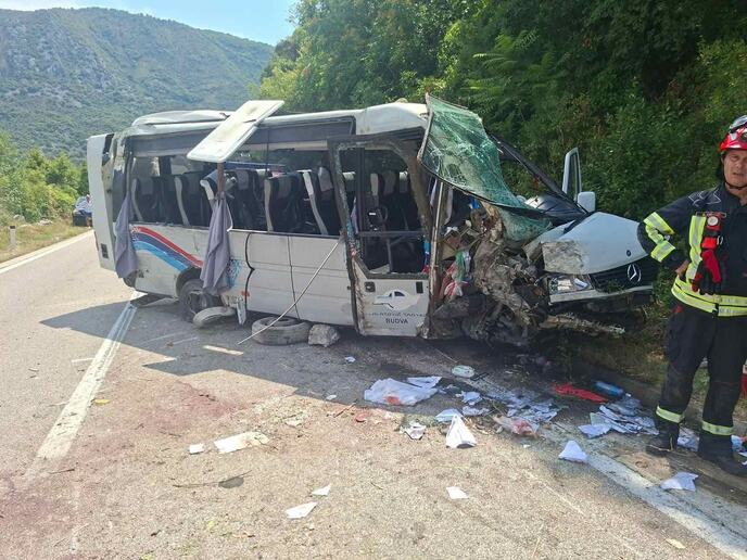 Tragedija u Crnoj Gori: Poginula djevojka (21), 16 osoba povrijeđeno