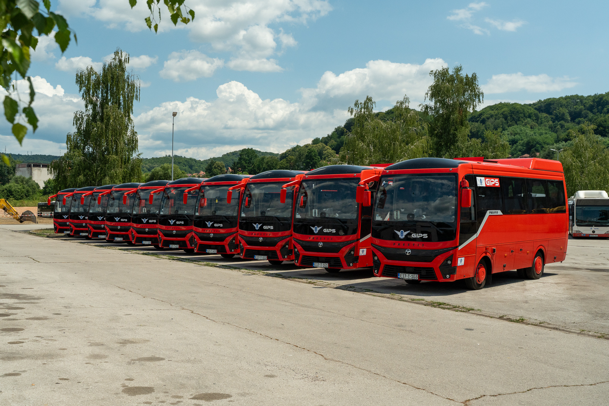 Isporučeno prvih 10 od 25 novih minibuseva: Gradonačelnik Tuzle posjetio Gradski i prigradski saobraćaj i pregledao nova vozila
