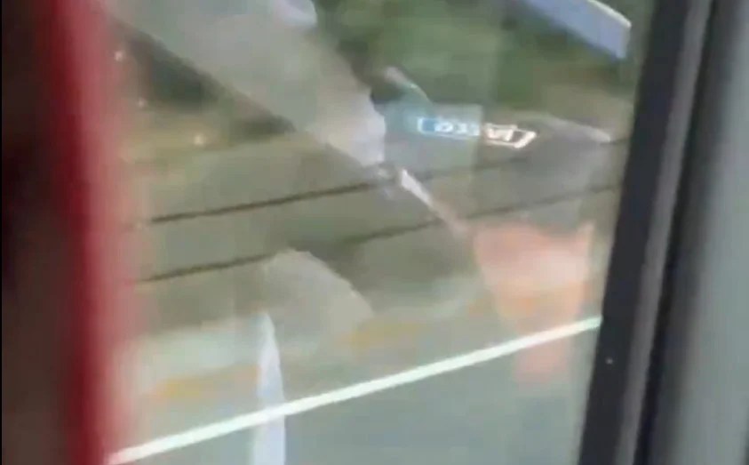 Vozač autobusa uhvaćen kako gleda film za odrasle tokom vožnje