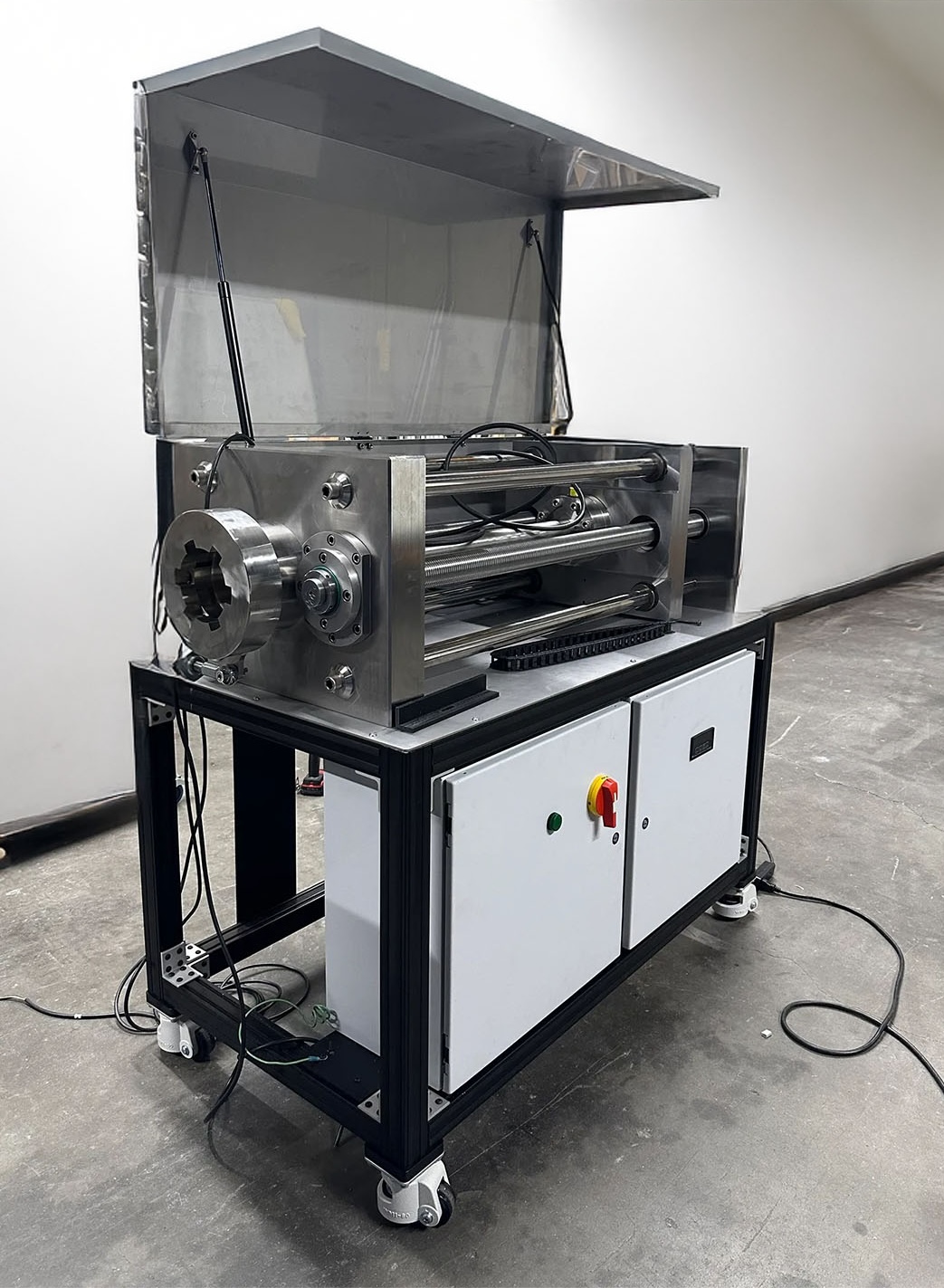EXTRUDING MACHINE