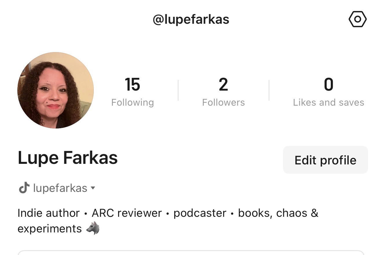 Profilo Lemon8 di Lupe Farkas come autrice indie, ARC reviewer e podcaster