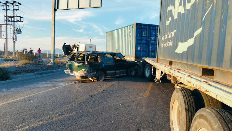 Alerta: Circulación cerrada en Carretera Federal 101 por choque entre tractocamión y camioneta