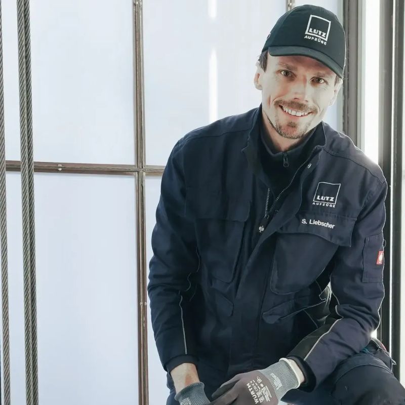 Crew Elevators Lutz Elevators - Premium Light Art Gallery - 4K