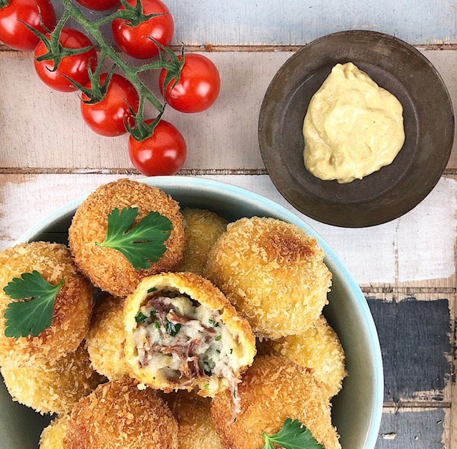 Bitterballen maken met een rundvleesvulling: