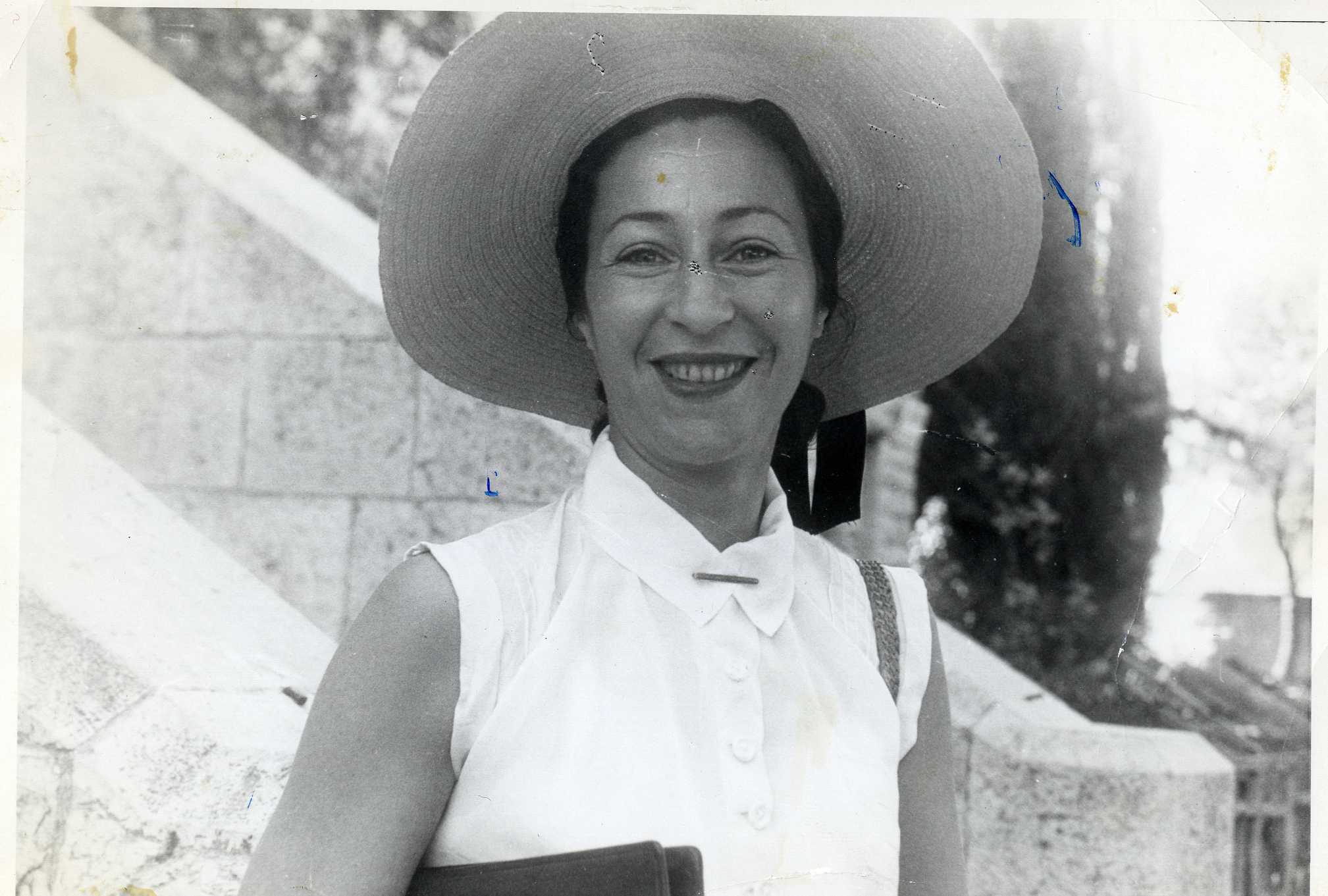 בחזית מנהלת הדסה, שטראוס, 1952